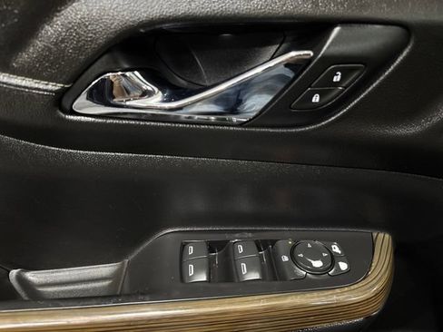 Used 2019 GMC Acadia SLE FWD image 34