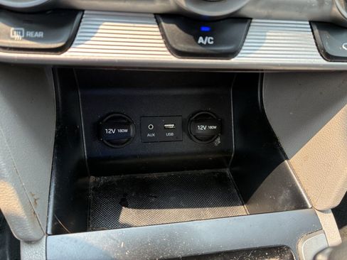 Used 2019 Hyundai Elantra SE FWD image 10