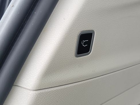 Used 2023 Chrysler Pacifica Touring-L FWD image 10
