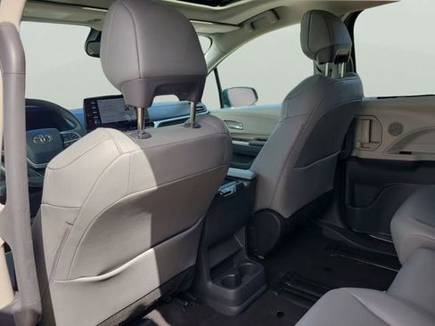 Used 2024 Toyota Sienna XLE FWD image 9