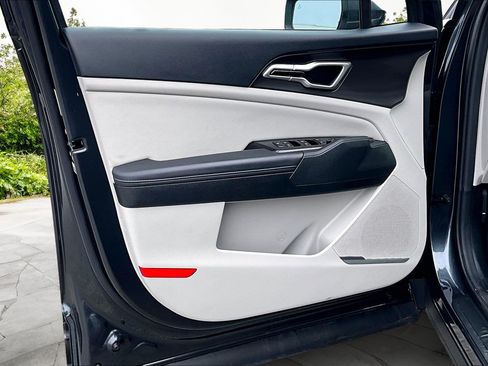 Used 2025 Kia Sportage EX image 23