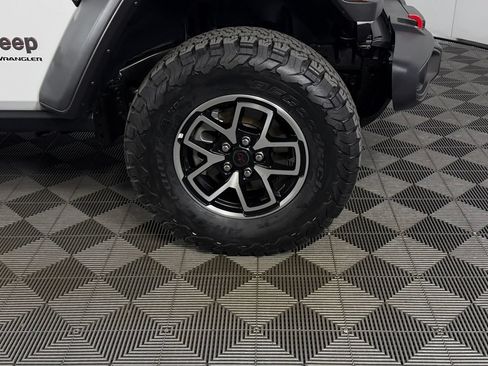 Certified 2025 Jeep Wrangler Unlimited Rubicon w/ Convenience Group AWD/4WD image 13