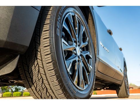 Used 2026 Chevrolet Traverse LT w/ Sun and Wheel Package FWD image 9