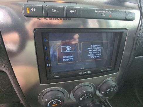 Used 2009 HUMMER H3 w/ Chrome Appearance Package AWD/4WD image 20