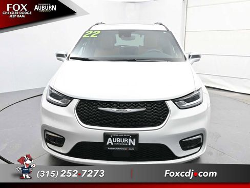 Used 2022 Chrysler Pacifica Pinnacle image 2