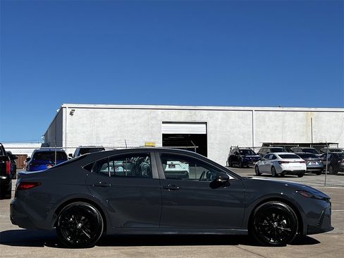 Used 2025 Toyota Camry SE image 3
