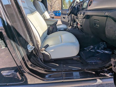 Used 2022 Jeep Gladiator Mojave w/ Cold Weather Group image 13