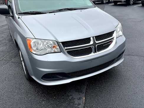 Used 2020 Dodge Grand Caravan SE w/ UConnect Hands-Free Group image 3