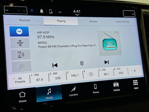 Used 2024 Chrysler Pacifica Touring-L image 21