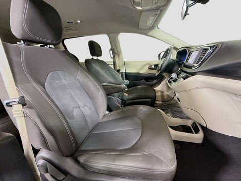 Used 2022 Chrysler Voyager LX image 29