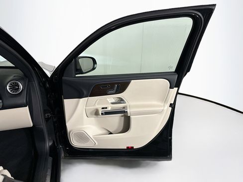 Used 2025 Mercedes-Benz GLB 250 image 32