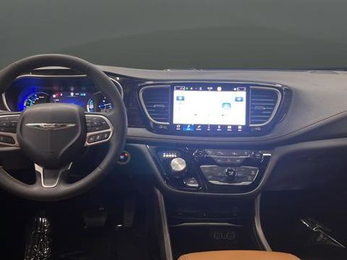 Used 2023 Chrysler Pacifica Pinnacle FWD image 12