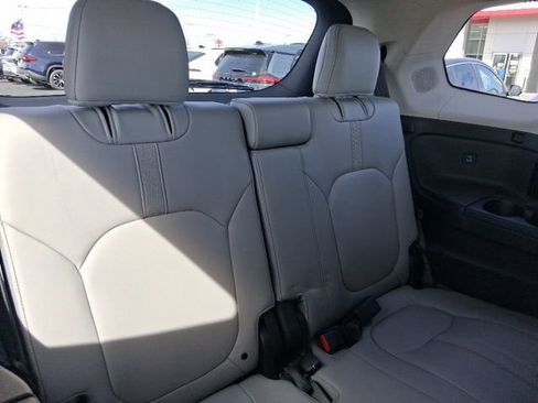 Used 2023 Honda Pilot Touring image 11