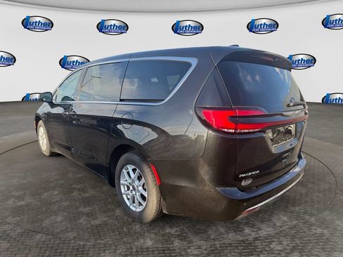 Used 2023 Chrysler Pacifica Touring-L FWD image 3