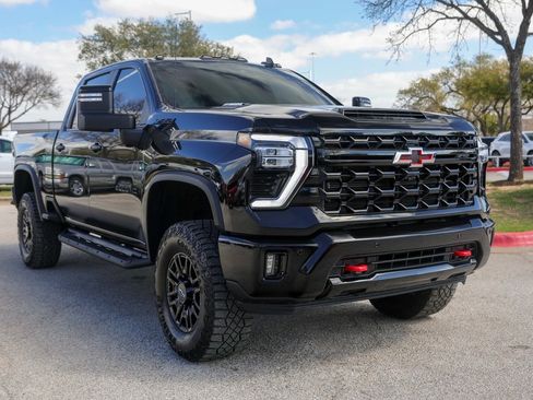 Used 2025 Chevrolet Silverado 2500 ZR2 w/ Technology Package image 9