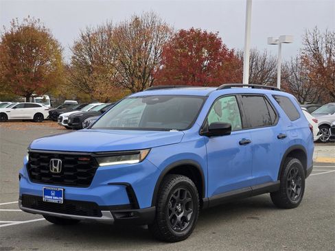 Certified 2025 Honda Pilot TrailSport image 8
