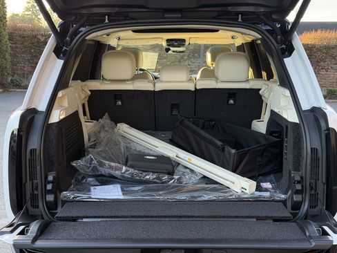 New 2025 Land Rover Range Rover Long Wheelbase SE image 15