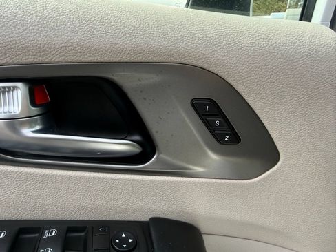 Used 2023 Chrysler Pacifica Touring-L FWD image 18