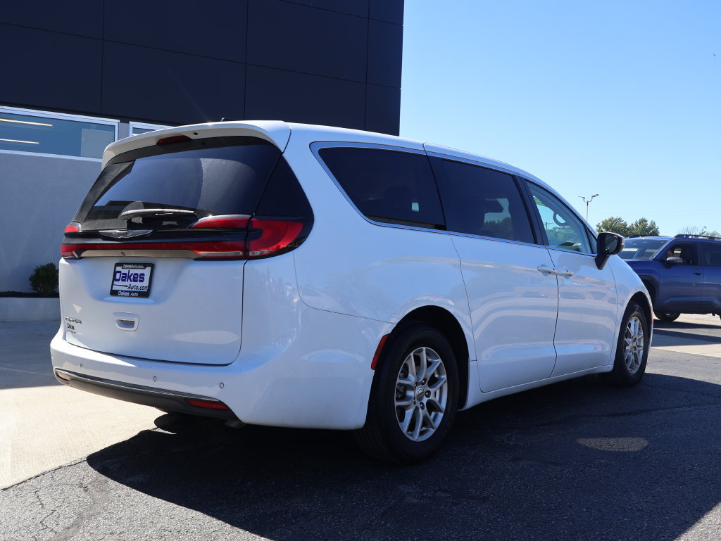 Used 2023 Chrysler Pacifica Touring-L FWD image 5