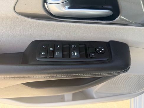 Used 2024 Chrysler Pacifica Touring-L FWD image 26