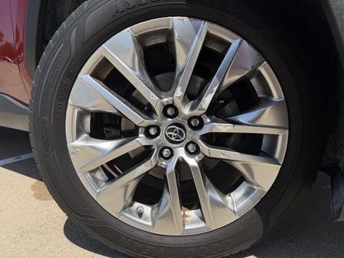 Used 2019 Toyota RAV4 XLE Premium FWD image 9