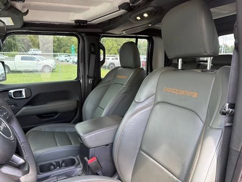 Used 2025 Jeep Gladiator Mojave w/ Convenience Group AWD/4WD image 8