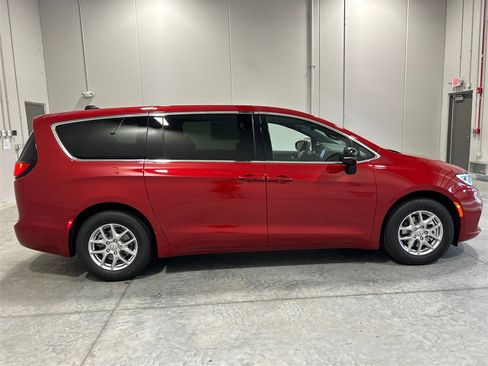 New 2026 Chrysler Pacifica Select image 5