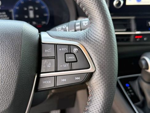 Used 2025 Toyota Sienna Platinum image 17