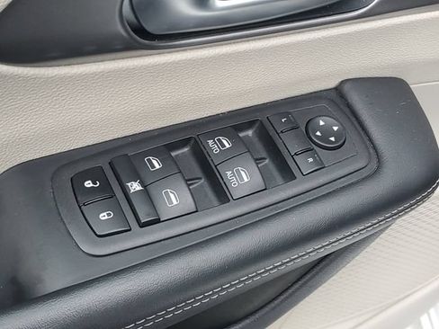Used 2024 Chrysler Pacifica Limited FWD image 16
