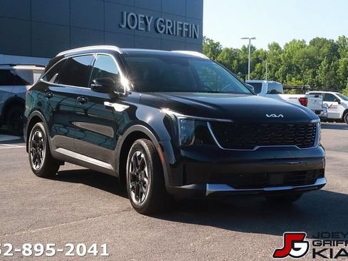 Certified 2025 Kia Sorento S w/ Panoramic Sunroof Package FWD image 3