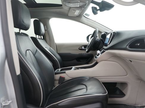 Used 2024 Chrysler Pacifica Limited image 11