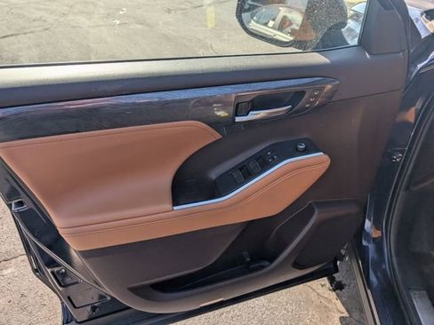 Used 2022 Toyota Highlander Platinum image 14