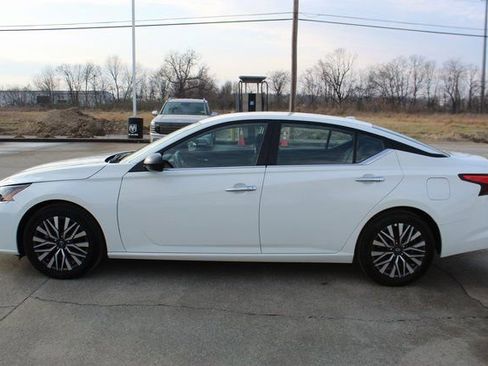 Used 2025 Nissan Altima 2.5 SV image 2