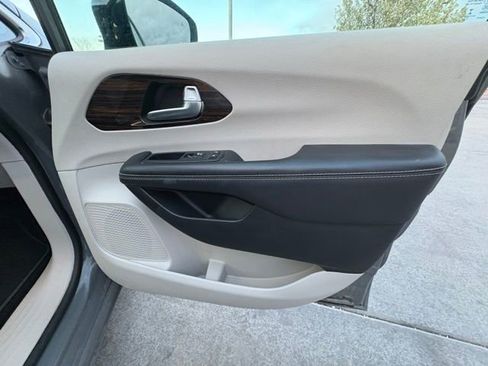 Used 2023 Chrysler Pacifica Limited FWD image 29