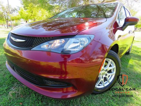 Used 2021 Chrysler Voyager LX image 1