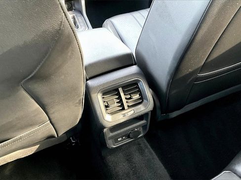 Used 2024 Volkswagen Tiguan SE image 34
