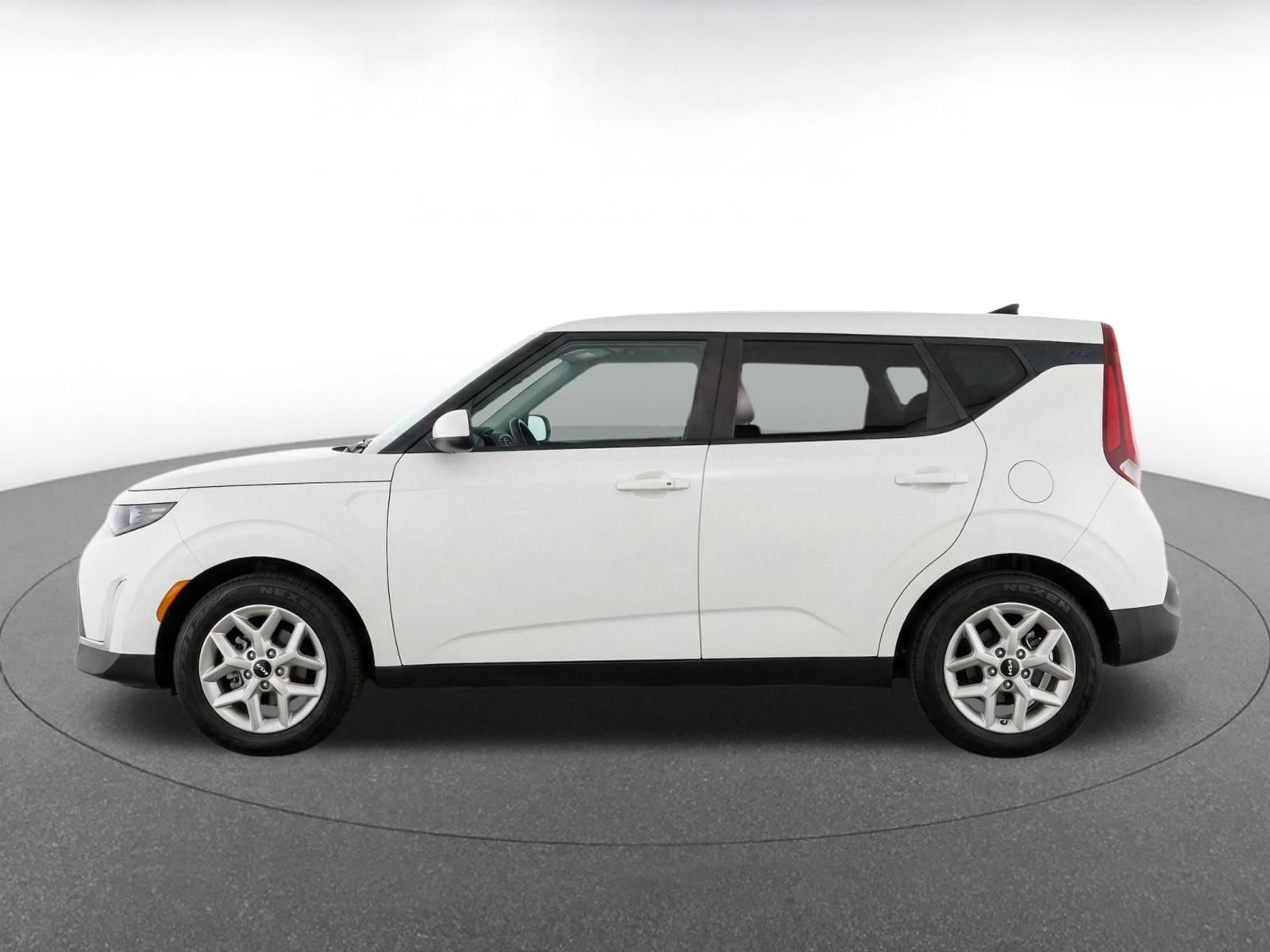 Used 2025 Kia Soul LX w/ LX Technology Package FWD image 4