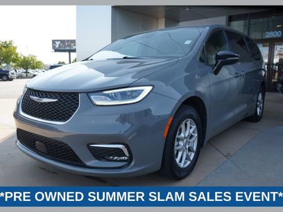 Used 2025 Chrysler Pacifica Select