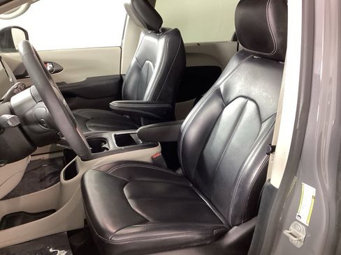 Used 2023 Chrysler Pacifica Touring-L image 18