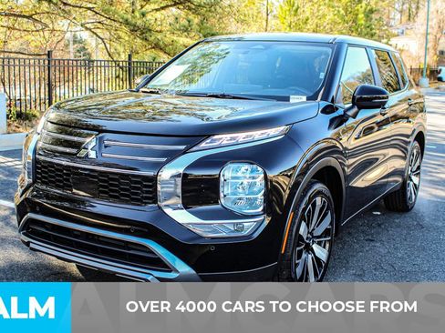 Used 2025 Mitsubishi Outlander SE image 3