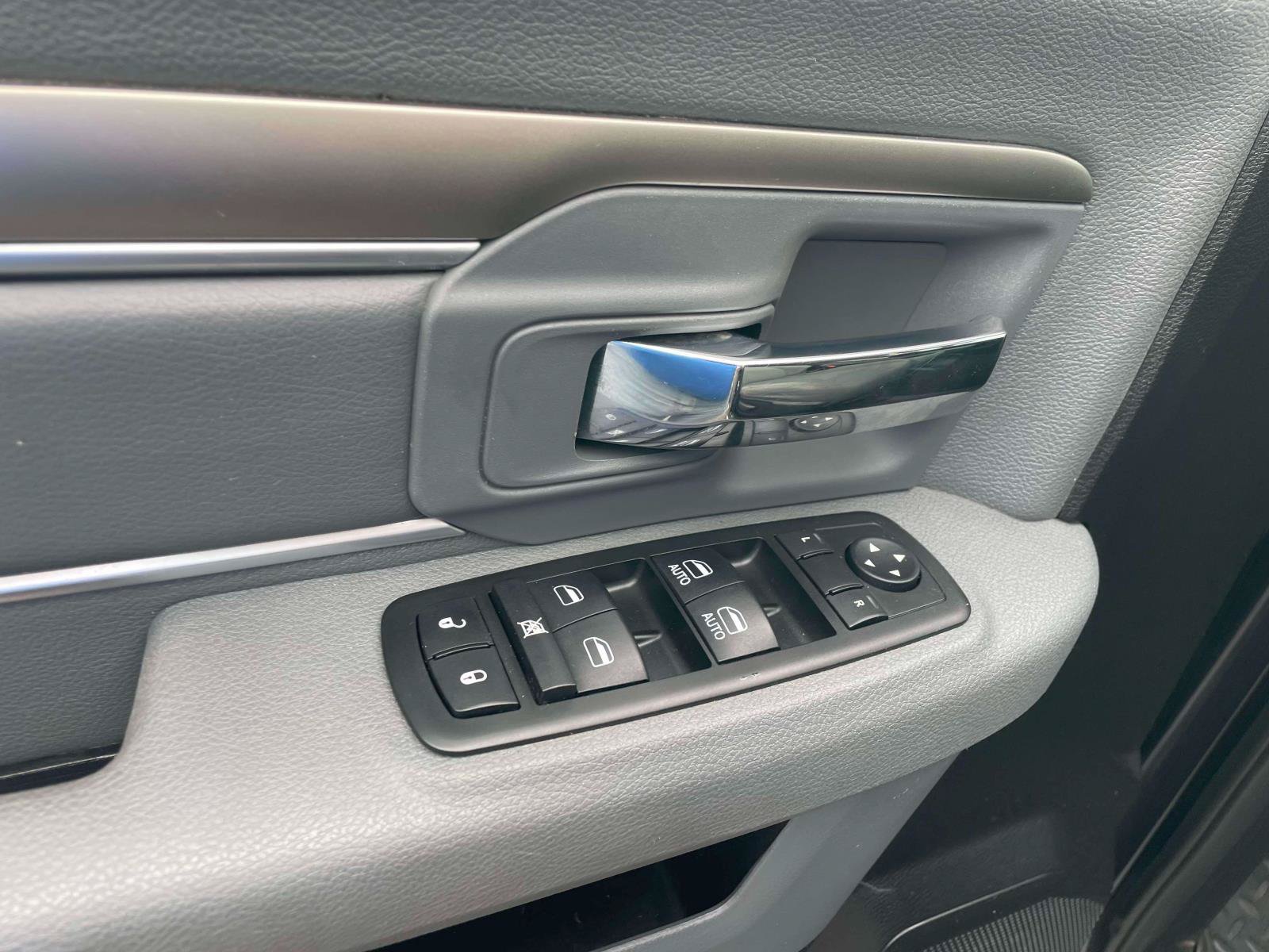 Used 2013 RAM 1500 Classic SLT w/ Remote Start & Security Group RWD image 11