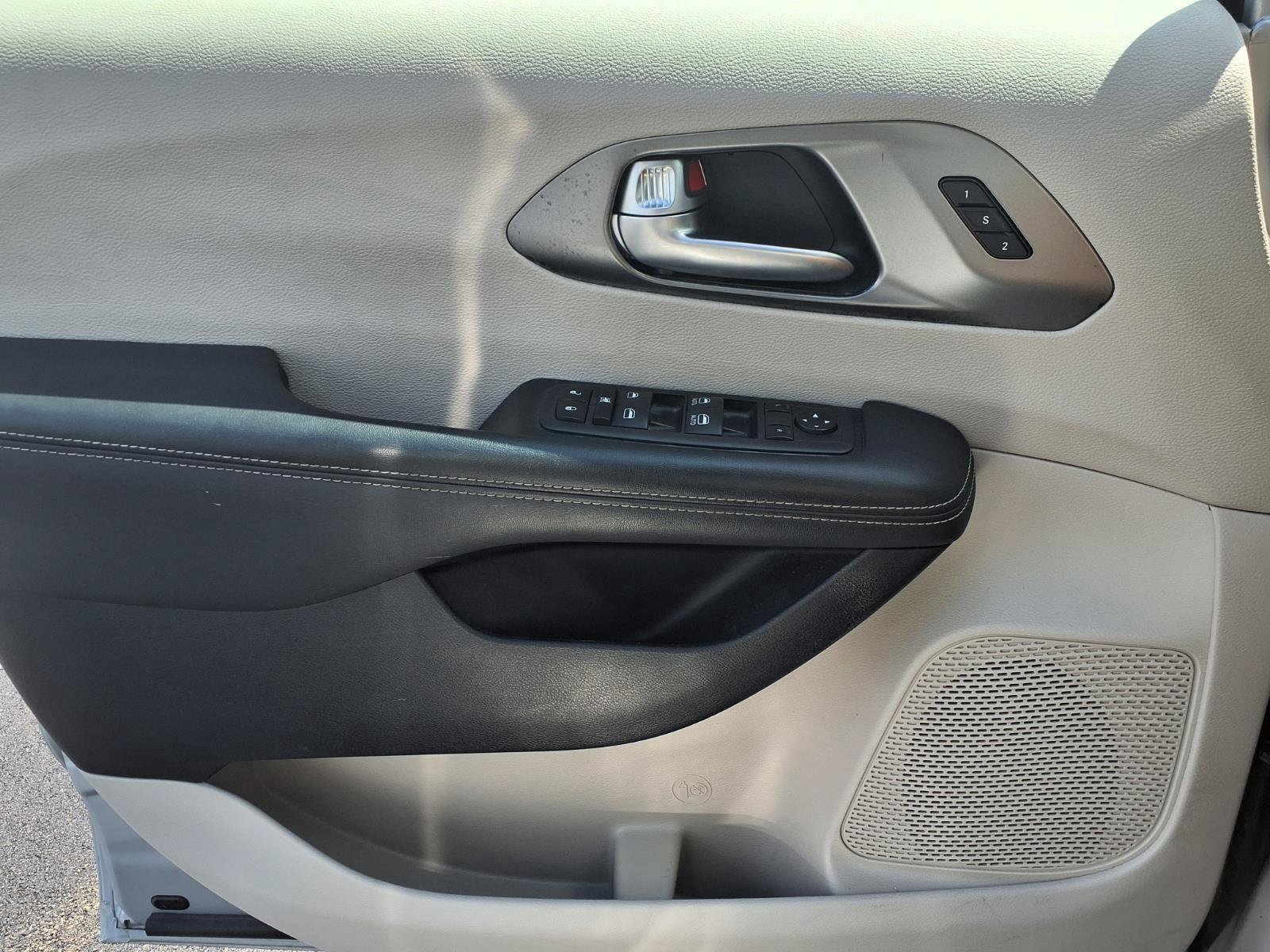 Used 2023 Chrysler Pacifica Touring-L FWD image 21