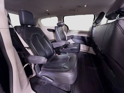 Used 2022 Chrysler Pacifica Touring-L FWD image 28
