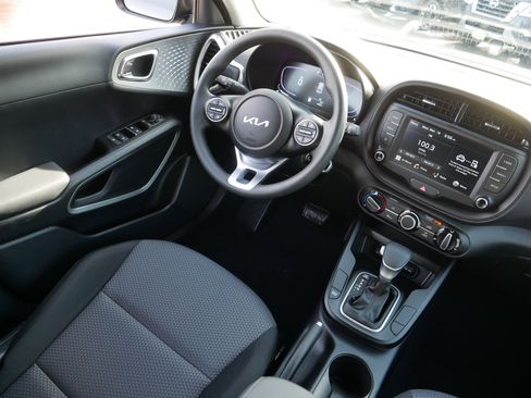Certified 2025 Kia Soul LX image 9