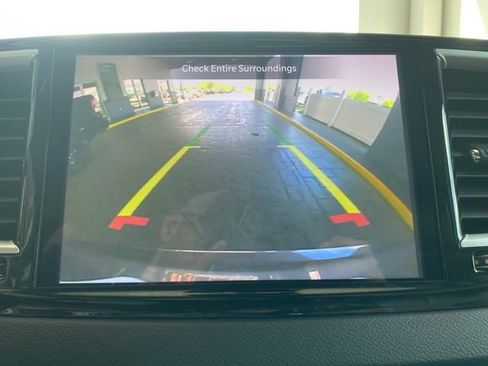 Used 2023 Chrysler Pacifica Touring-L image 22