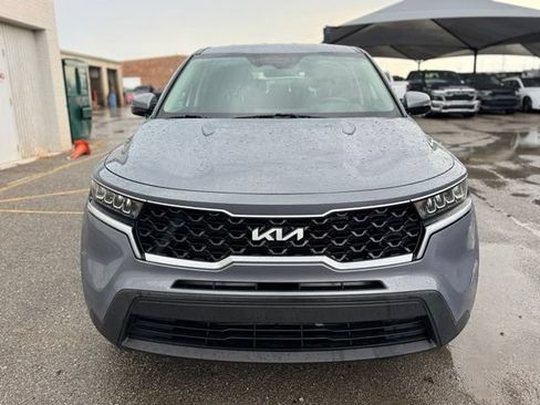 Used 2023 Kia Sorento LX FWD image 2