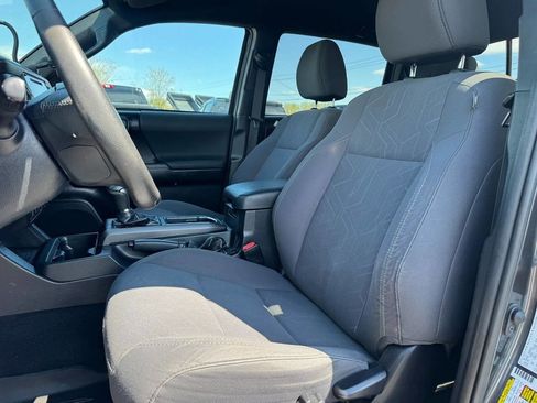 Used 2019 Toyota Tacoma TRD Off-Road w/ Four Season Floor Mat Package AWD/4WD image 10