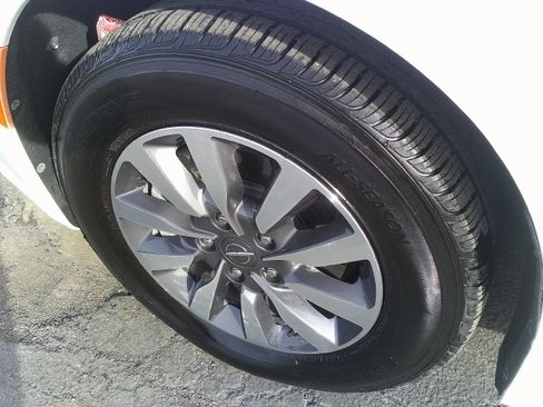 Used 2024 Chrysler Pacifica Select image 14