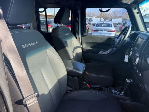 Used 2018 Jeep Wrangler Unlimited Sahara w/ Connectivity Group image 33