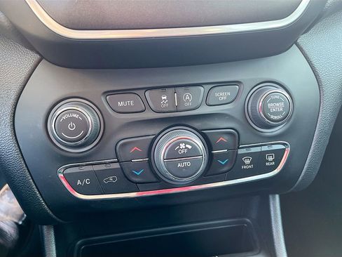 Used 2022 Jeep Cherokee Trailhawk image 15